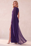 Robe invitée de mariage en mousseline à étui café sur une épaule avec cape