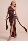 Robe de mariage longue à fourreau en satin olive avec une épaule et ceinture