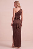 Robe de mariage longue à fourreau en satin olive avec une épaule et ceinture