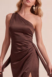 Robe de mariage longue à fourreau en satin olive avec une épaule et ceinture