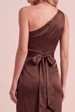 Robe de mariage longue à fourreau en satin olive avec une épaule et ceinture