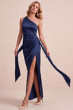 Robe de mariage longue à fourreau en satin olive avec une épaule et ceinture
