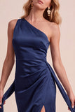 Robe de mariage longue à fourreau en satin olive avec une épaule et ceinture