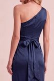 Robe de mariage longue à fourreau en satin olive avec une épaule et ceinture