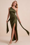 Robe de mariage longue à fourreau en satin olive avec une épaule et ceinture