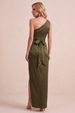 Robe de mariage longue à fourreau en satin olive avec une épaule et ceinture