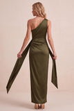 Robe de mariage longue à fourreau en satin olive avec une épaule et ceinture