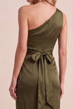 Robe de mariage longue à fourreau en satin olive avec une épaule et ceinture