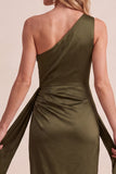 Robe de mariage longue à fourreau en satin olive avec une épaule et ceinture