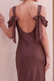 Robe de cérémonie café, coupe fourreau, à col bénitier, à épaules découpées, longue