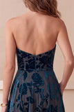 Robe en velours midi bleu marine, ligne A, sans bretelles, à détails floraux et avec poches