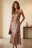 Robe de cocktail midi café à paillettes, coupe fourreau, à encolure tour de cou et avec poches