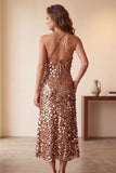 Robe de cocktail midi café à paillettes, coupe fourreau, à encolure tour de cou et avec poches