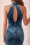 Robe de cocktail midi bleu lac en velours, coupe sirène, à encolure tour de cou et trou de serrure
