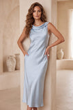 Robe de cocktail midi bleu clair en satin, coupe fourreau et à col bénitier