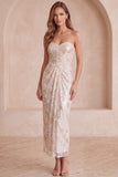 Robe de cocktail midi ivoire à paillettes, coupe fourreau, sans bretelles et froncée