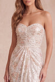 Robe de cocktail midi ivoire à paillettes, coupe fourreau, sans bretelles et froncée