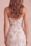 Robe de cocktail midi ivoire à paillettes, coupe fourreau, sans bretelles et froncée
