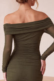 Robe de cocktail midi olive moulante, à épaules dénudées et froncée