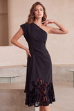 Robe de cocktail midi noire coupe fourreau, à une épaule, froncée et en dentelle