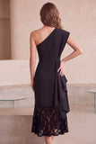 Robe de cocktail midi noire coupe fourreau, à une épaule, froncée et en dentelle