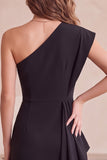 Robe de cocktail midi noire coupe fourreau, à une épaule, froncée et en dentelle