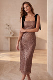 Robe de cocktail midi café coupe fourreau, à col carré et à paillettes