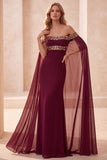 Robe de cérémonie longue bordeaux, coupe sirène, à épaules dénudées, avec manches cape et paillettes
