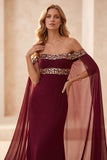 Robe de cérémonie longue bordeaux, coupe sirène, à épaules dénudées, avec manches cape et paillettes