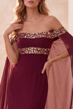Robe de cérémonie longue bordeaux, coupe sirène, à épaules dénudées, avec manches cape et paillettes