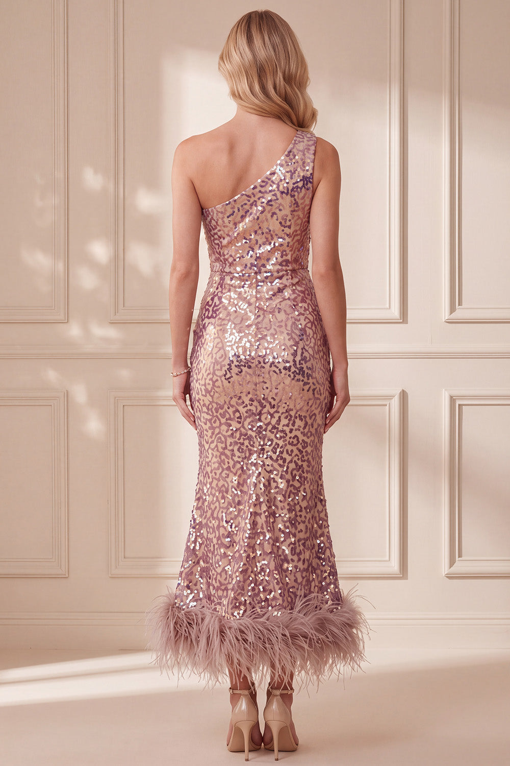 Robe de cérémonie midi coupe sirène mauve à paillettes, à une épaule, avec plumes