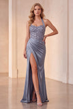 Robe de cérémonie longue à encolure tour de cou, en satin bleu poussiéreux, coupe fourreau, avec fronces et fleur 3D