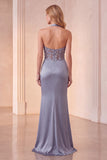 Robe de cérémonie longue à encolure tour de cou, en satin bleu poussiéreux, coupe fourreau, avec fronces et fleur 3D
