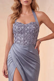Robe de cérémonie longue à encolure tour de cou, en satin bleu poussiéreux, coupe fourreau, avec fronces et fleur 3D