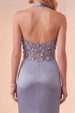 Robe de cérémonie longue à encolure tour de cou, en satin bleu poussiéreux, coupe fourreau, avec fronces et fleur 3D