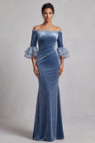 Robe de cérémonie longue coupe sirène bleu poussiéreux, à épaules dénudées, en velours, avec fronces et strass