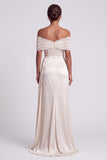 Robe de cérémonie asymétrique ivoire en satin, coupe fourreau, à épaules dénudées, avec fronces et perles