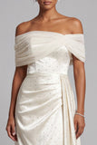 Robe de cérémonie asymétrique ivoire en satin, coupe fourreau, à épaules dénudées, avec fronces et perles
