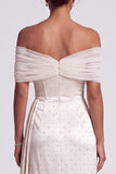 Robe de cérémonie asymétrique ivoire en satin, coupe fourreau, à épaules dénudées, avec fronces et perles