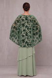 Robe mère de la mariée longue sauge poussiéreuse, coupe fourreau, à col rond, avec cape en velours dévoré