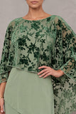 Robe mère de la mariée longue sauge poussiéreuse, coupe fourreau, à col rond, avec cape en velours dévoré