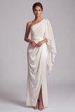 Robe de cérémonie longue ivoire, coupe fourreau, à une épaule, avec drapé, fronces et perles