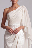 Robe de cérémonie longue ivoire, coupe fourreau, à une épaule, avec drapé, fronces et perles