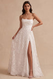 Robe de mariée longue blanche en satin, ligne A, avec broderie, fronces, sans bretelles et fente latérale