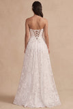 Robe de mariée longue blanche en satin, ligne A, avec broderie, fronces, sans bretelles et fente latérale