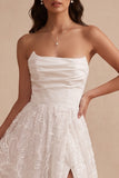 Robe de mariée longue blanche en satin, ligne A, avec broderie, fronces, sans bretelles et fente latérale