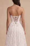 Robe de mariée longue blanche en satin, ligne A, avec broderie, fronces, sans bretelles et fente latérale