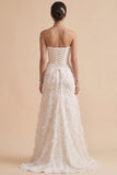 Robe de mariée longue blanche, sans bretelles, à plumes