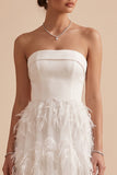 Robe de mariée longue blanche, sans bretelles, à plumes