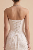 Robe de mariée longue blanche, sans bretelles, à plumes